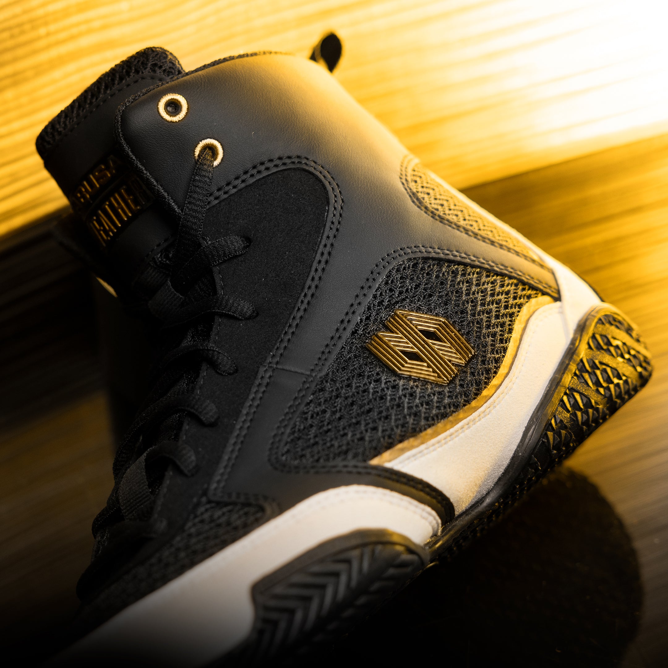 Dettaglio laterale della scarpa da boxe Mayweather Champ nera con mesh e logo