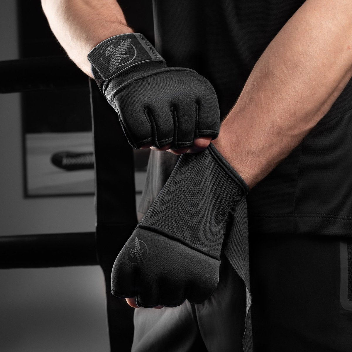 Boxer s nošenými černými rukavicemi Hayabusa Deluxe, připravený k použití pod rukavicemi