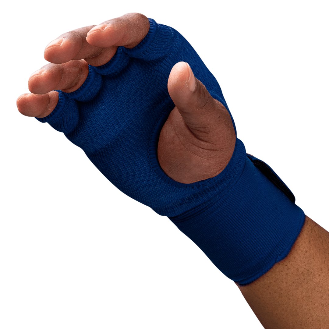 Dettaglio ravvicinato delle nocche con imbottitura in gel del sottoguanto Hayabusa blu indossato