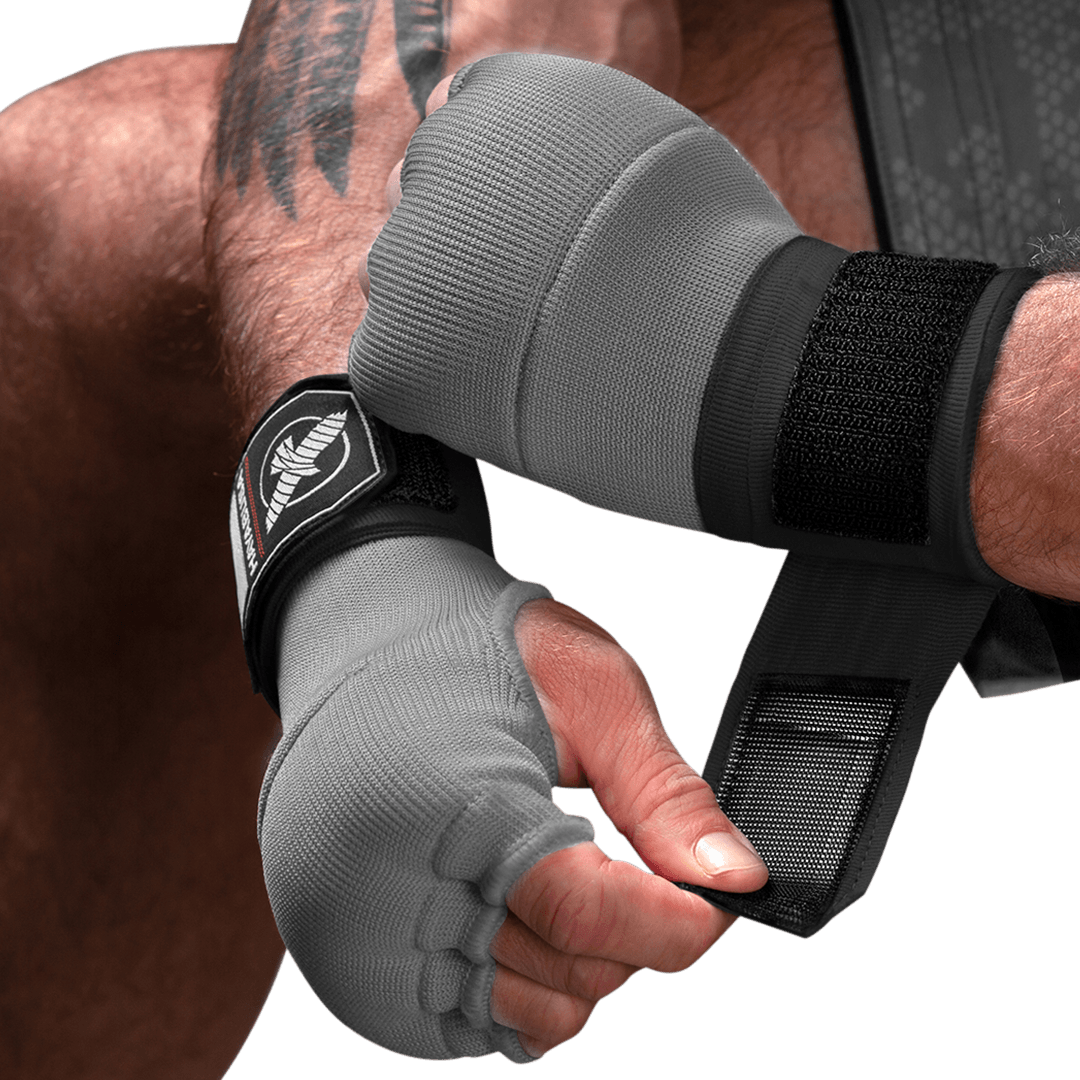 Sottoguanto Hayabusa Quick Wrap grigio indossato con fascia in stile messicano distesa