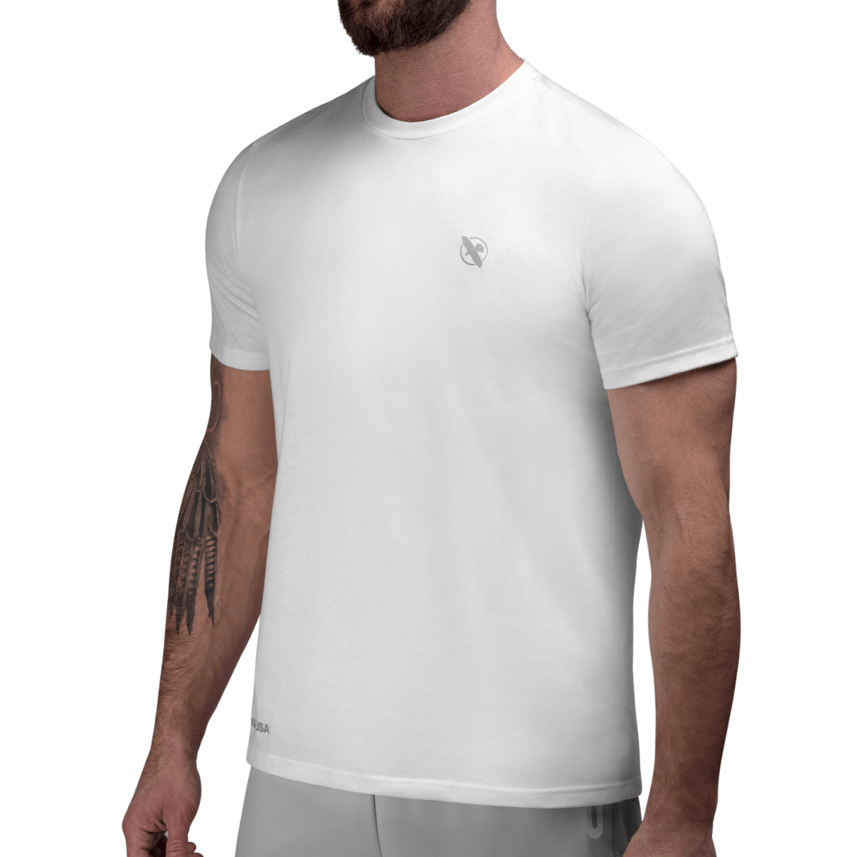 Vista frontal de la camiseta Hayabusa Essential blanca con logo minimalista en el pecho
