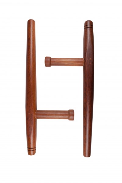 l tonfa in quercia rossa corti hanno una lunghezza di circa 46 cm e un diametro di circa 3 cm.