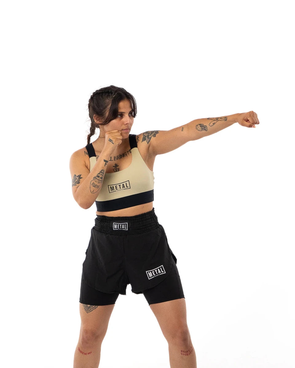 Atleta con camiseta de boxeo Desert Storm Metal beige en posición dinámica de golpe