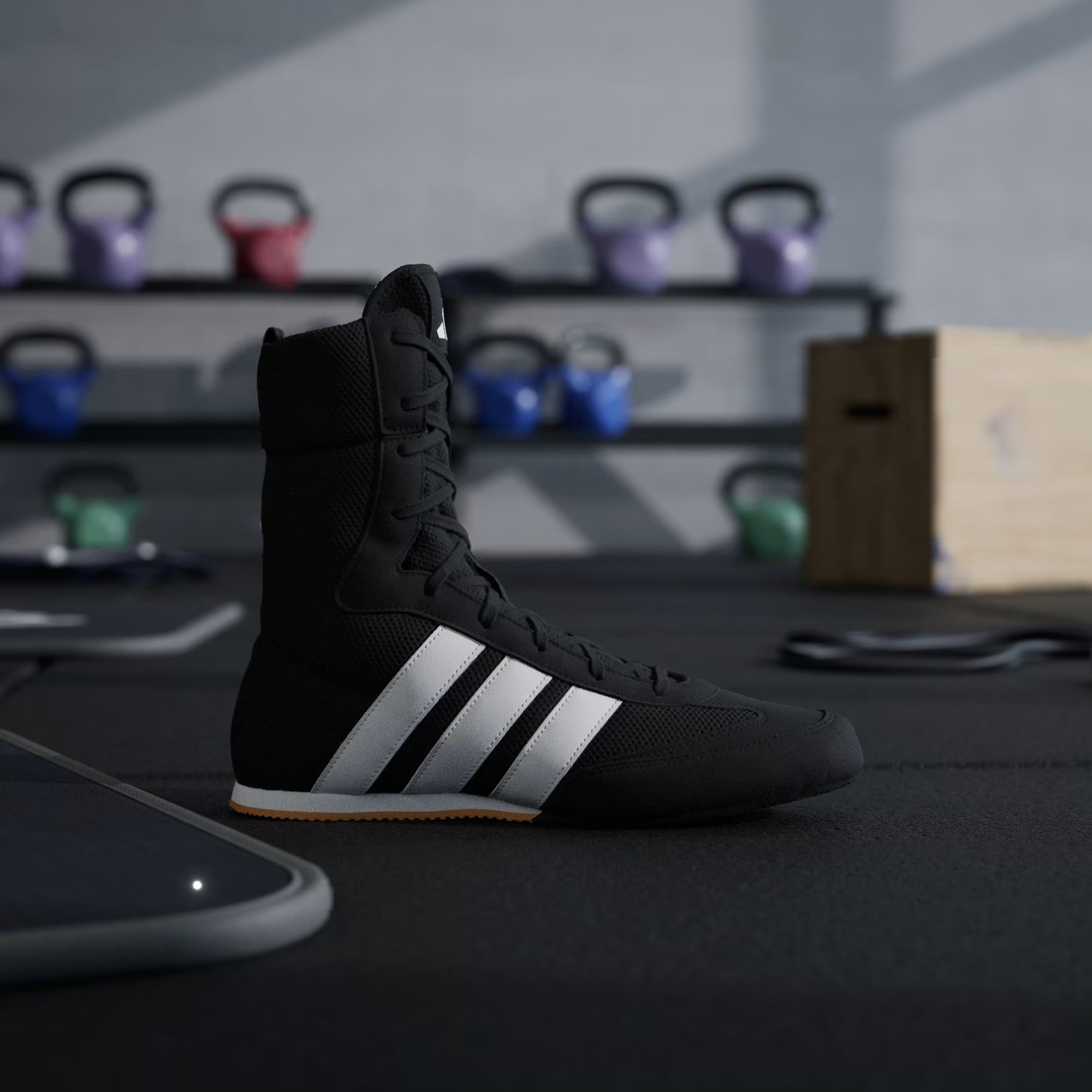 Vista laterale delle Adidas Box Hog Classic con inserti in suede sintetico per supporto