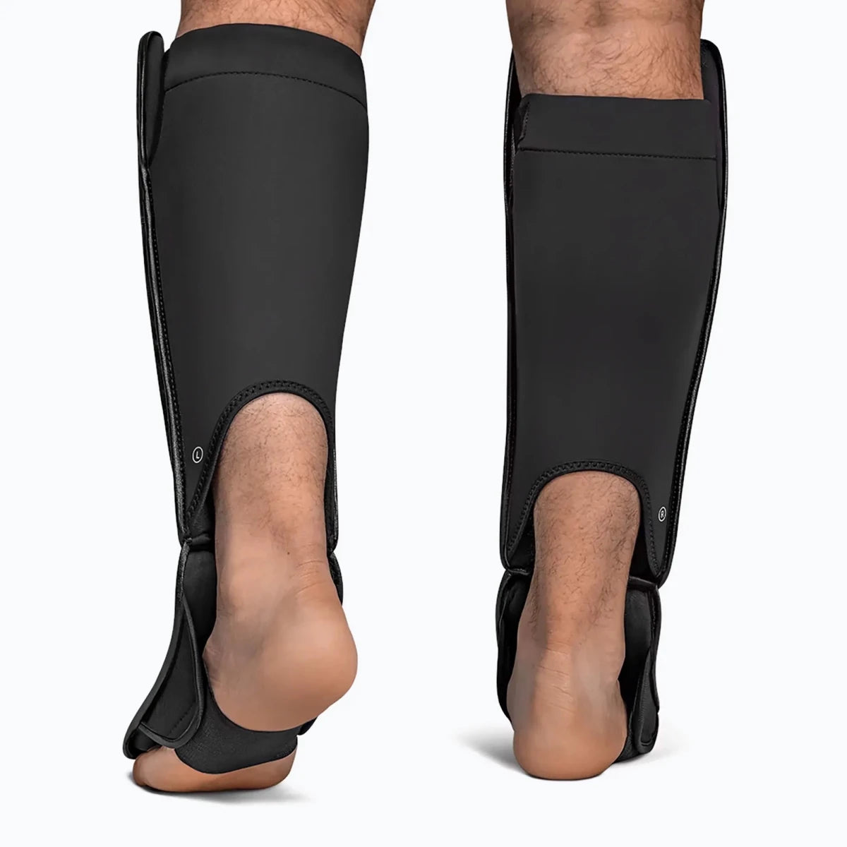 Vista trasera del sistema de bloqueo ergonómico de las espinilleras Hayabusa Full Back negras.